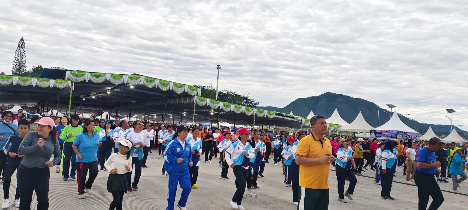 KETUA PENGADILAN NEGERI BALIGE MENGIKUTI SENAM BERSAMA DALAM RANGKA PERAYAAN HUT KABUPATEN TOBA KE-26